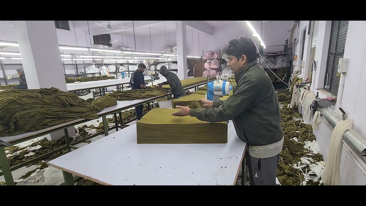 Cotton sinkar fabric की t.shirt cutting factory में |