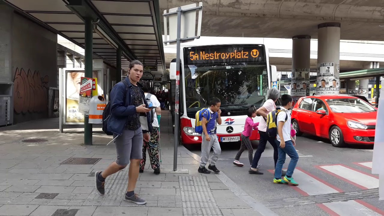 U-Bahn U6, Bus 5A, 11A, 11B Handelskai Wien