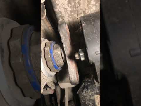 Люфт изношенного до предела фланца заднего редуктора