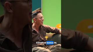 "Lu dulu awal berangkat dari kampung halaman, cita-citanya stand up dong...."