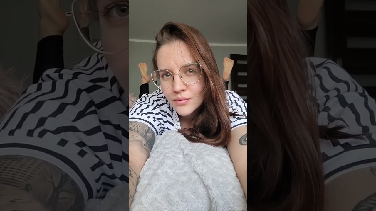 soles above shoulders in the pose