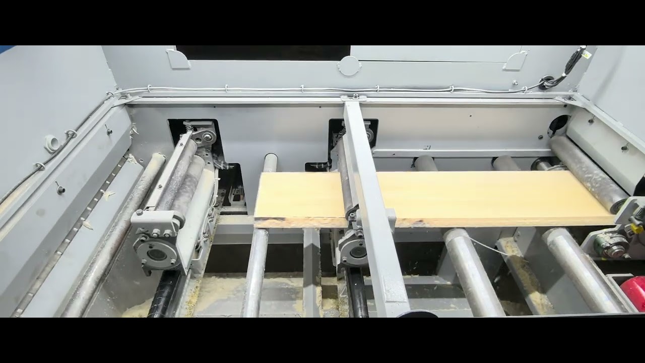 Deale smart edger machine sawing the rubber board.