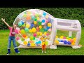 Chris y mamá construyen una casa de juegos inflable y un desafío Pink vs Black para niños