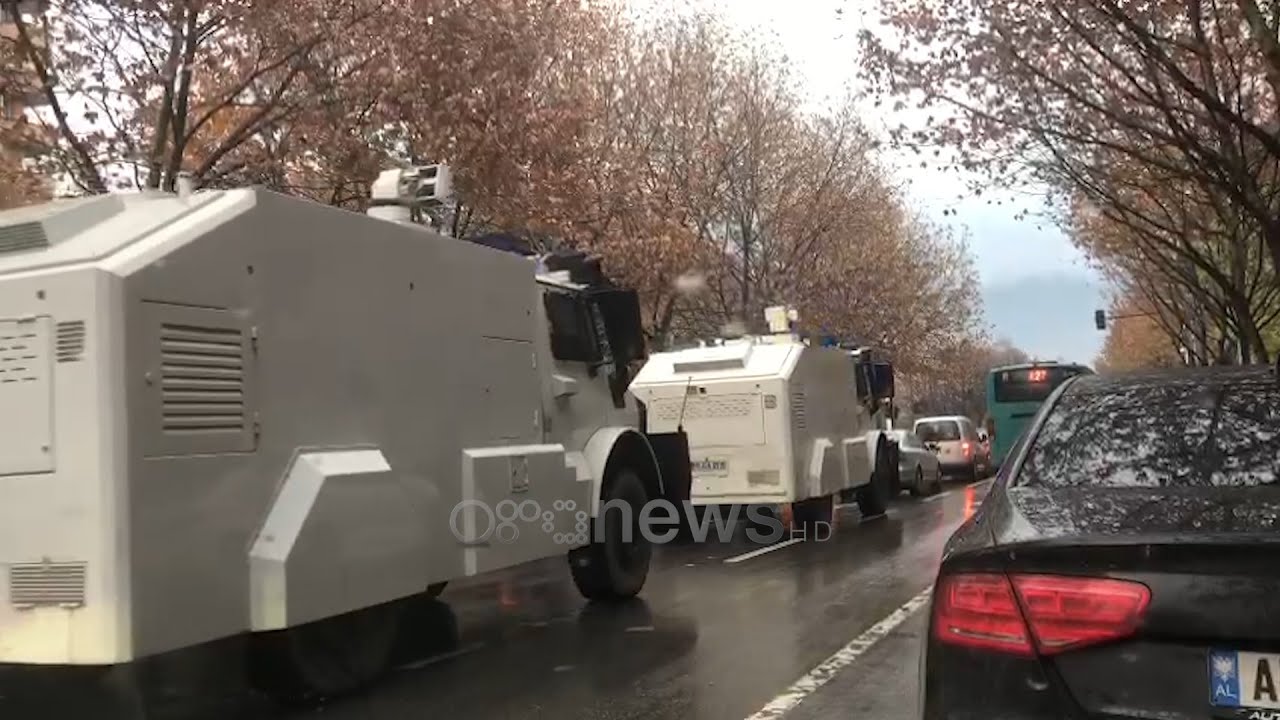 Ora News - Protesta në Tiranë, bëhen gati autobotët me ujë