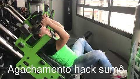 Agachamento hack sumo