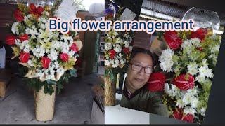 Making Fresh Flower Arrangement And Der flowerarrangement 