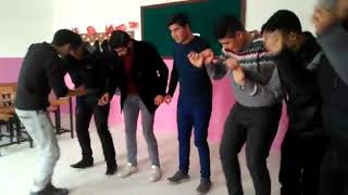 Liseli Gençler Sinifta Coşturuyo