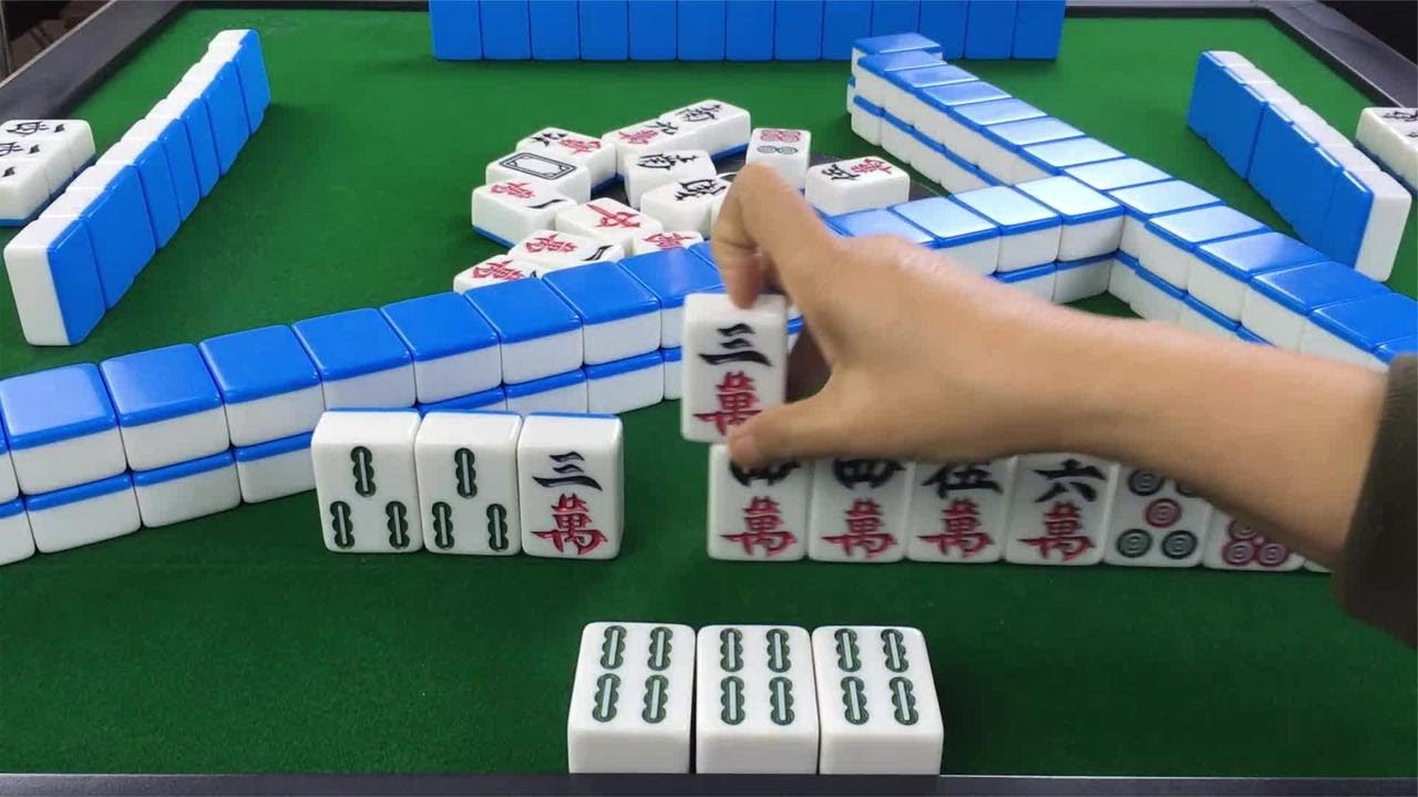 打麻将中的碰牌技巧,看看高手如何通过碰牌,把小牌做成大牌 - YouTube
