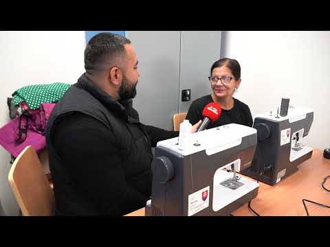 Vo Svidníku Rómky sedia za strojmi: šitie im dáva nové šance v živote.
