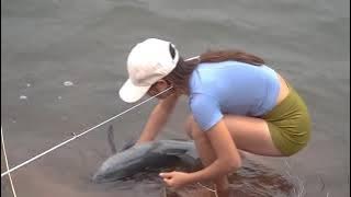 Dung Girl fishing Best Video Hook Fishing  Unbelievable Big Fishing Girl#fishing #angling #amazi