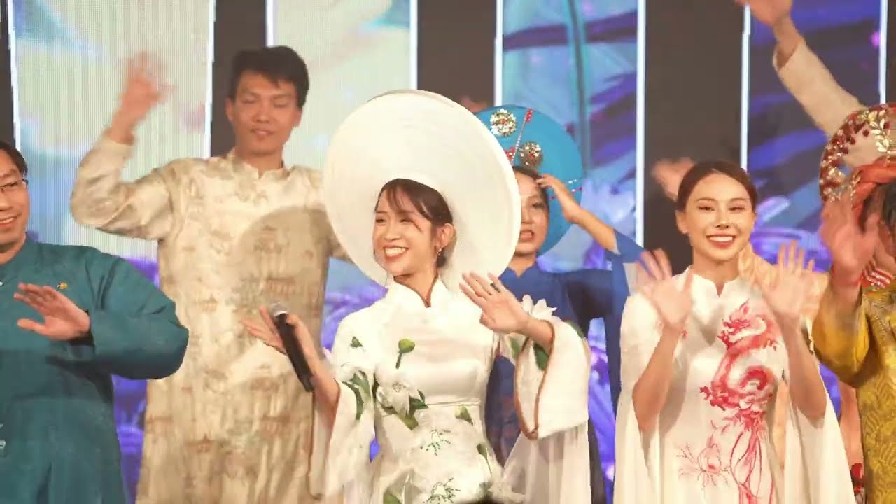 FPT Japan trình diễn áo dài tại lễ kỷ niệm 20 năm FJP