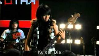 KOTAK--mencintai ku dan dia chords