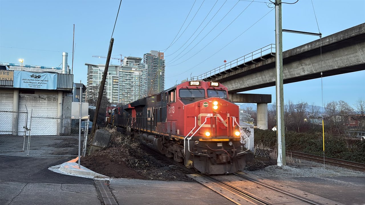 Tight Quarters!!! CN 118 (Intermodal Train) @ New Westminster BC Canada 25JAN26 ET44AC 3113 Leading