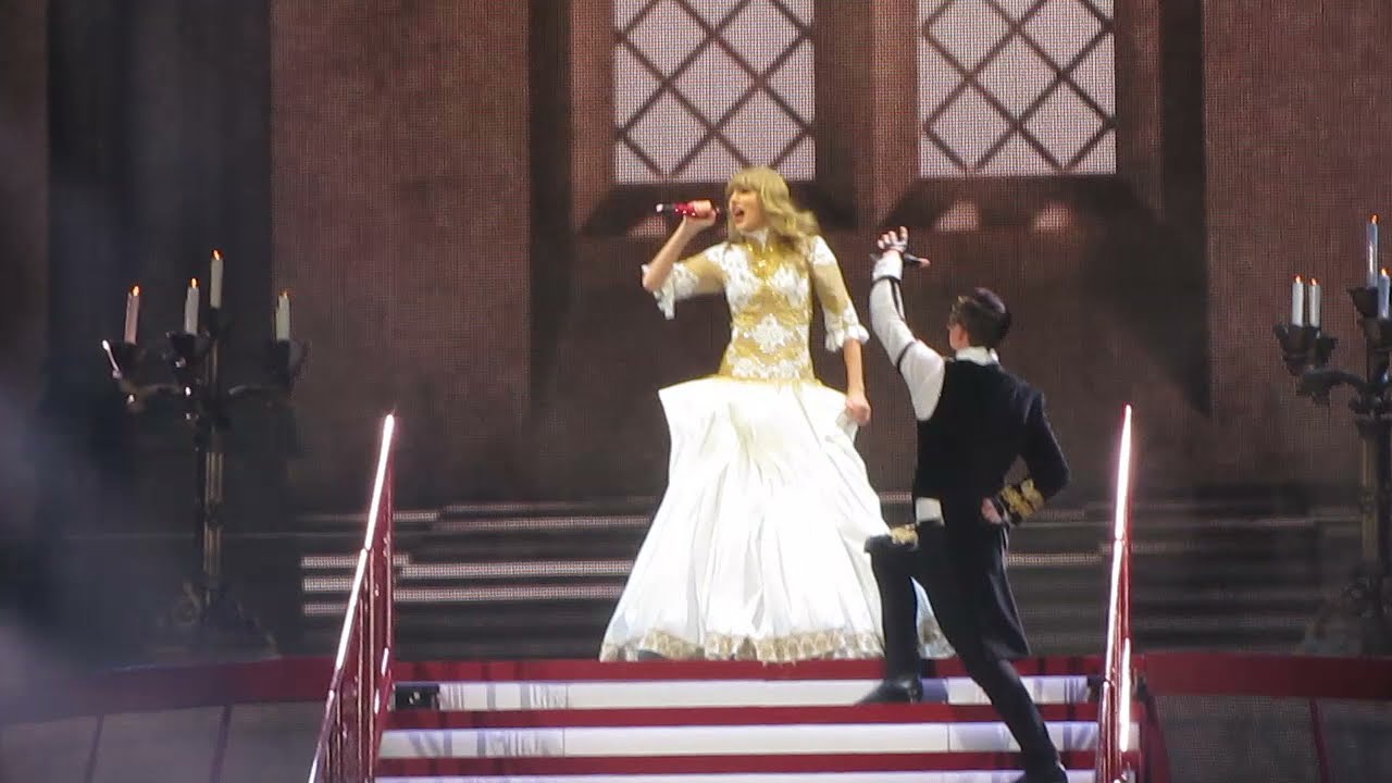 Taylor Swift - I Knew You Were Trouble (RED TOUR - Live in Detroit, MI - May 4, 2013 @ Ford Field)