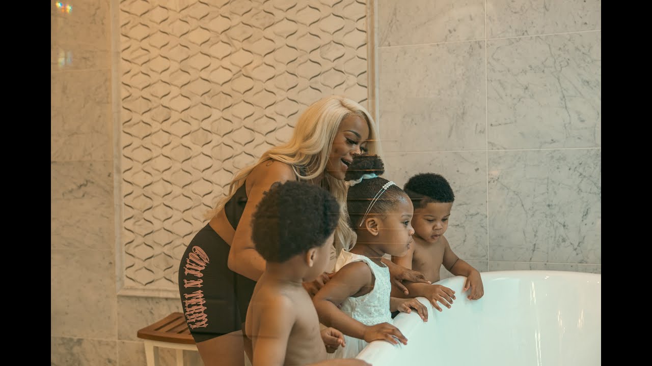 Guarda Queen Key - Never Cry (official video) su YouTube Guarda Queen Key - Never Cry (official video) su YouTube