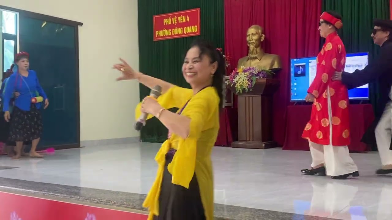 Tiết mục Trống cơm do CLB VH-TT phố Vệ Yên 4 trình diễn tại Hội nghị tổng kêt CLB Hàm Rồng.