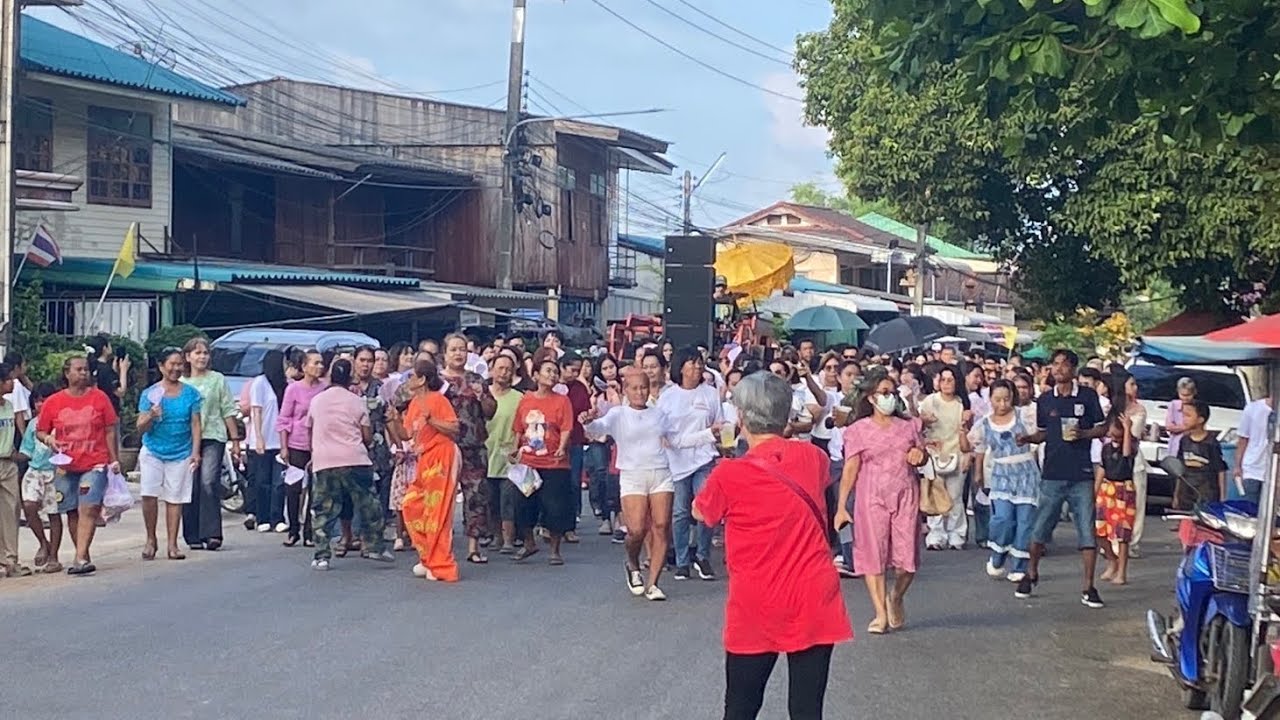 ฮือฮาทั้งหมู่บ้านพ่อนาคแม่นาค ทุ่มสุดตัวแจกเสื้อธีมรำหน้านาคสนุกสุดมันส์