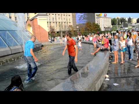 Bathing in fountains 24.08.2012