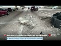 Vea a conductores ayudando a mujeres atrapadas en camioneta | Noticias Telemundo