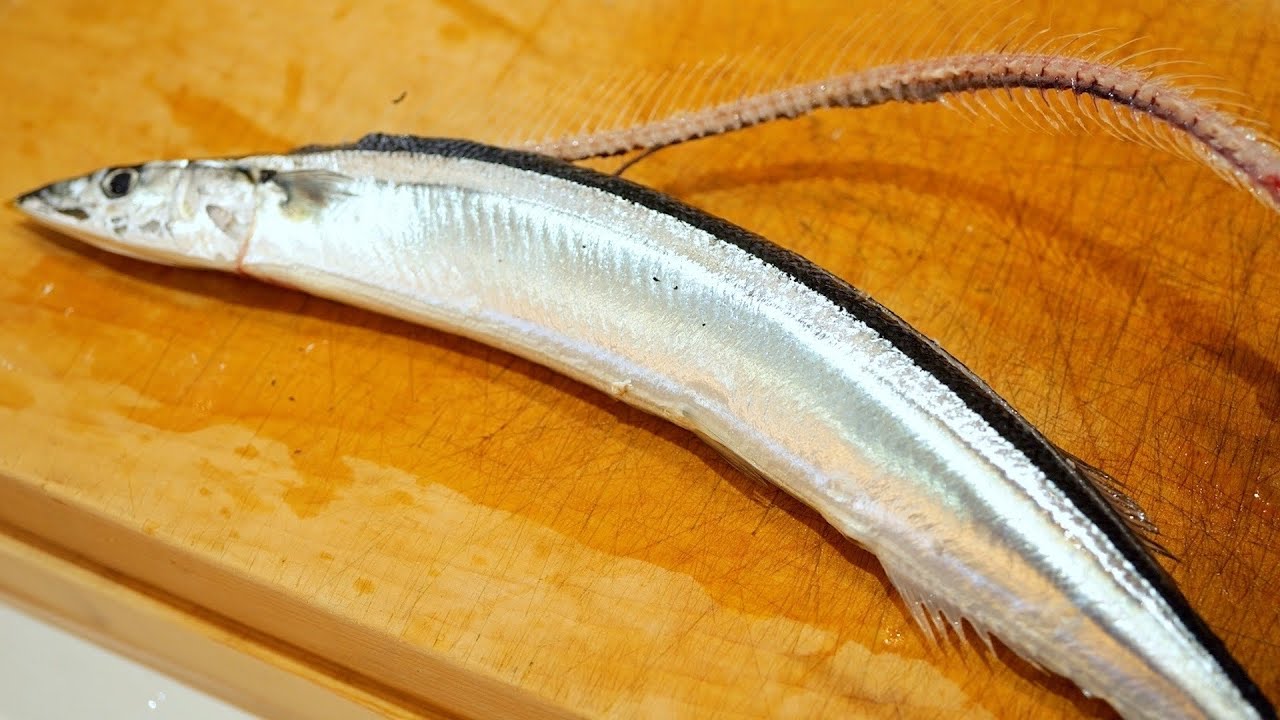 Способ приготовления соленой рыбы санма на гриле без единой косточки.