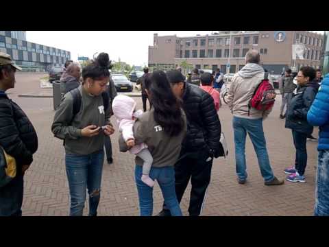 Start van de walk van Molukkers vanaf het pand van RTV Rijnmond