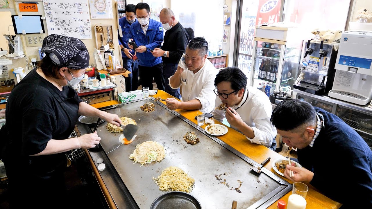 働き者ワンオペ鉄板女将さんが作るガッツリお好み焼きと焼きそば丨Japanese Street Food