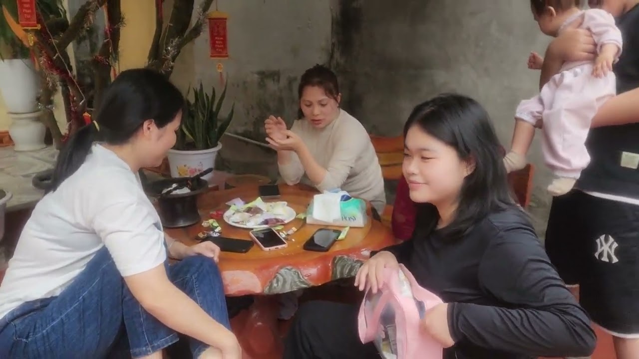 Mùng 1 Tết nhà em cháu nội ngoại quây quần vui vẻ 