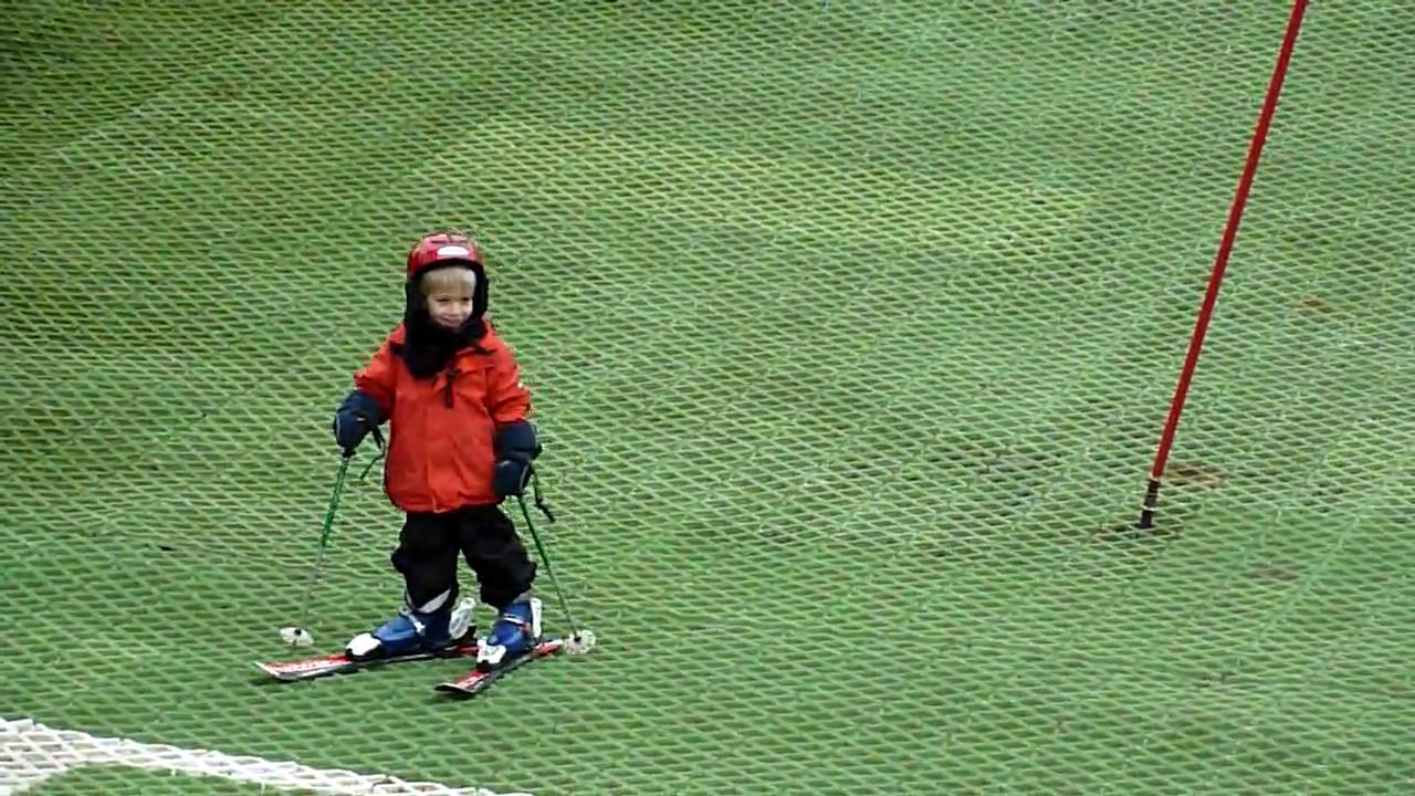 Pepijn (4 jaar) eerste jaar op de ski op borstelbaan Soesterberg