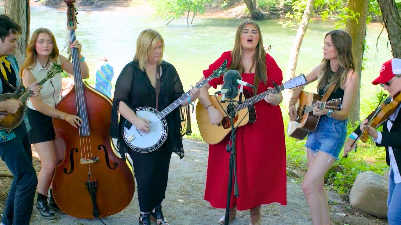 在 YouTube 上观看 Sister Sadie, "One's Real Life" (DelFest Sessions) 在 YouTube 上观看 Sister Sadie, "One's Real Life" (DelFest Sessions)