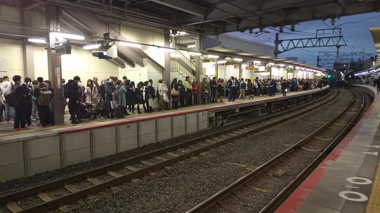 混雑 紅葉帰りの観光客で混雑する東福寺駅 Tofukuji Station Heavy Traffic Youtube 混雑 紅葉帰りの観光客で混雑する東福寺駅 Tofukuji Station Heavy Traffic Youtube