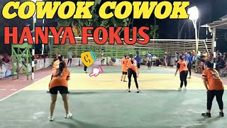 Because of her beauty, men focus on this woman/volleyball