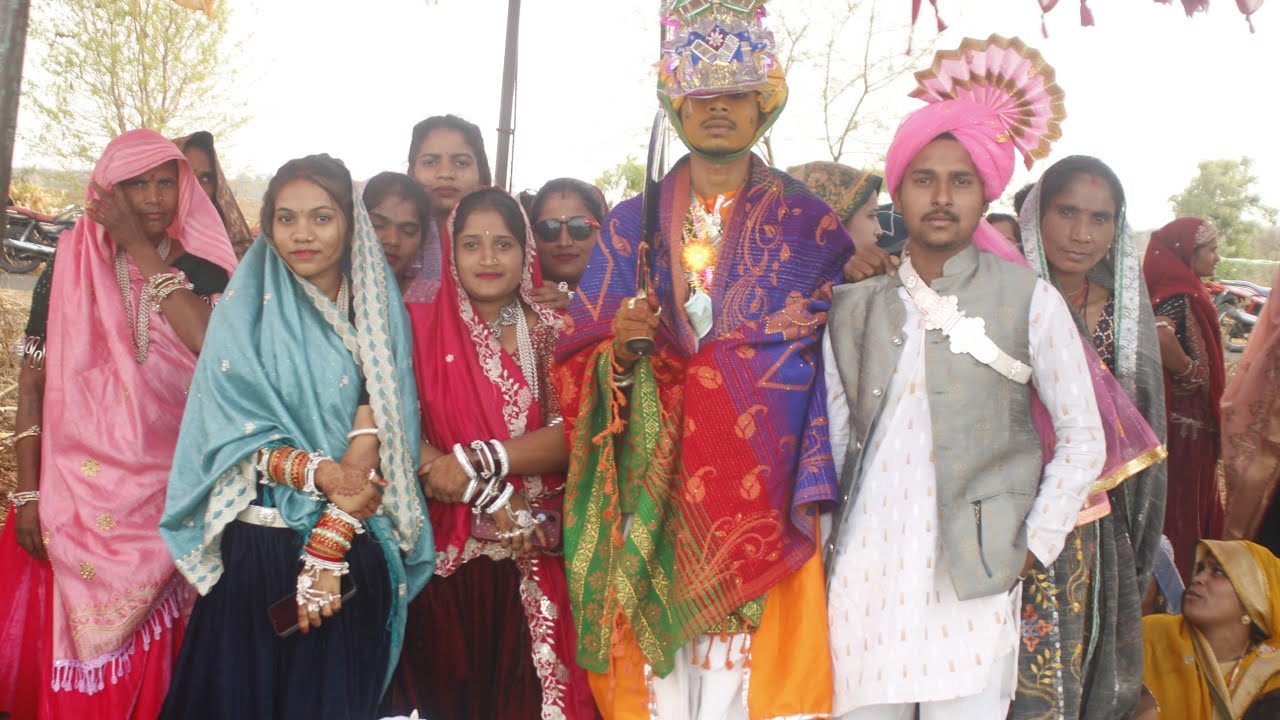 Dulha ko bagdi bandh ke  bahar nikala hai आदिवासी परंपरा वीडियो