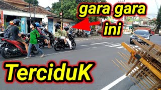 Download Lagu heboh, pengamen angklung di jalanan menjadi viral, karena lampu merah. #viral #jalanan #lampumerah MP3