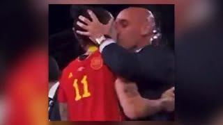 Le spagnole vincono i Mondiali di calcio e... un bacio indesiderato