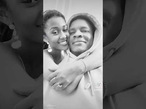 من برا تشوف عيني ضاحكة ومن جوا بعاني وبتالم