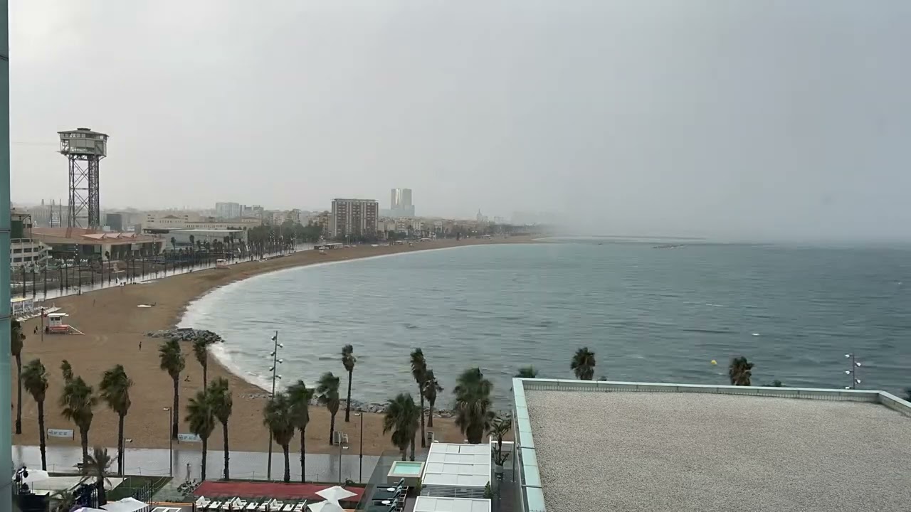 Rare storm in Barcelona, Spain. How quickly can a beach get empty?