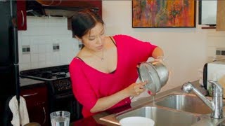 How to Make Sticky Rice Fast! หุงข้าวเหนียวแบบไม่แช่ข้าว  Hot Thai Kitchen