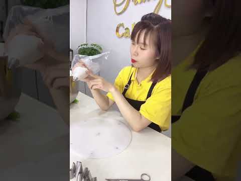 Video cầm túi kem cơ bản đúng cách #shorts - youtube