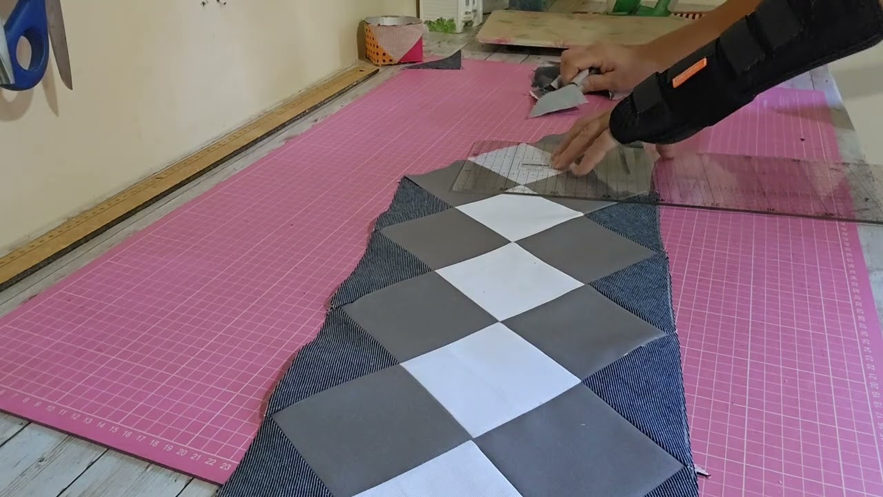 COM SOBRAS DE TECIDOS EM JEANS FIZ ESTE LINDO TAPETE 🌺