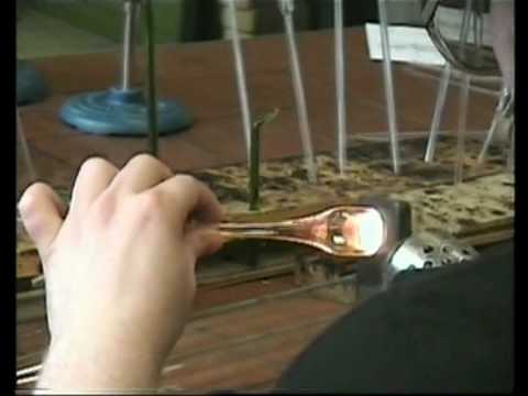 Faszination Glas Kunstler Am Bunsenbrenner Youtube