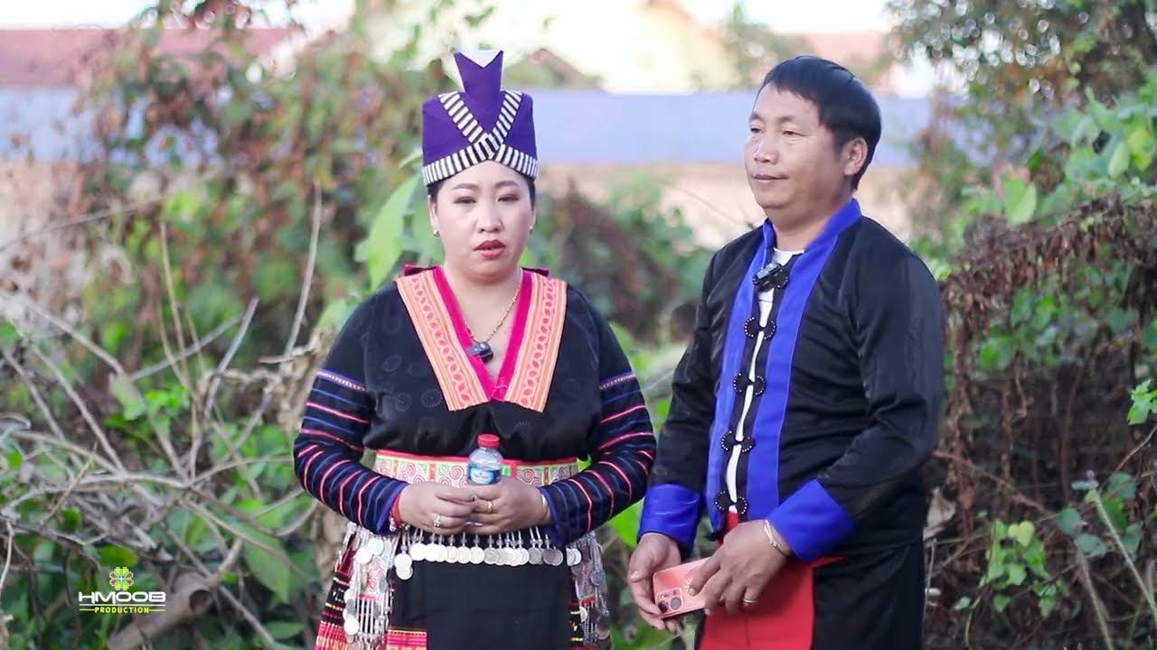 Kwv Txhiaj kev nkauj nraug wb tham tsis tau txhua by Pov Muas thiab Paj tag Lis