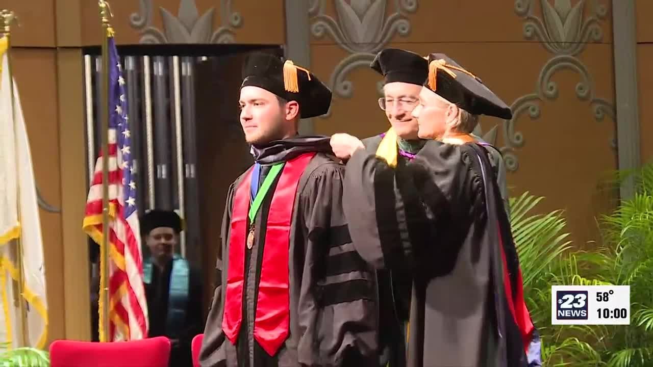 Experts say labor market is strong for recent college graduates - YouTube