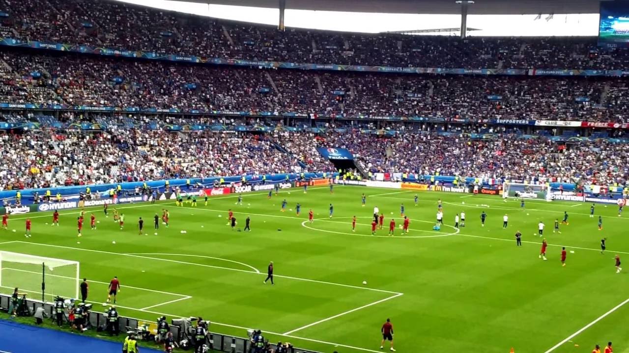 Футбол 1 4 финала европы. Стадион Метц евро 2016. Мотыльки на стадионе финал евро. Caderneta do Euro 2016.