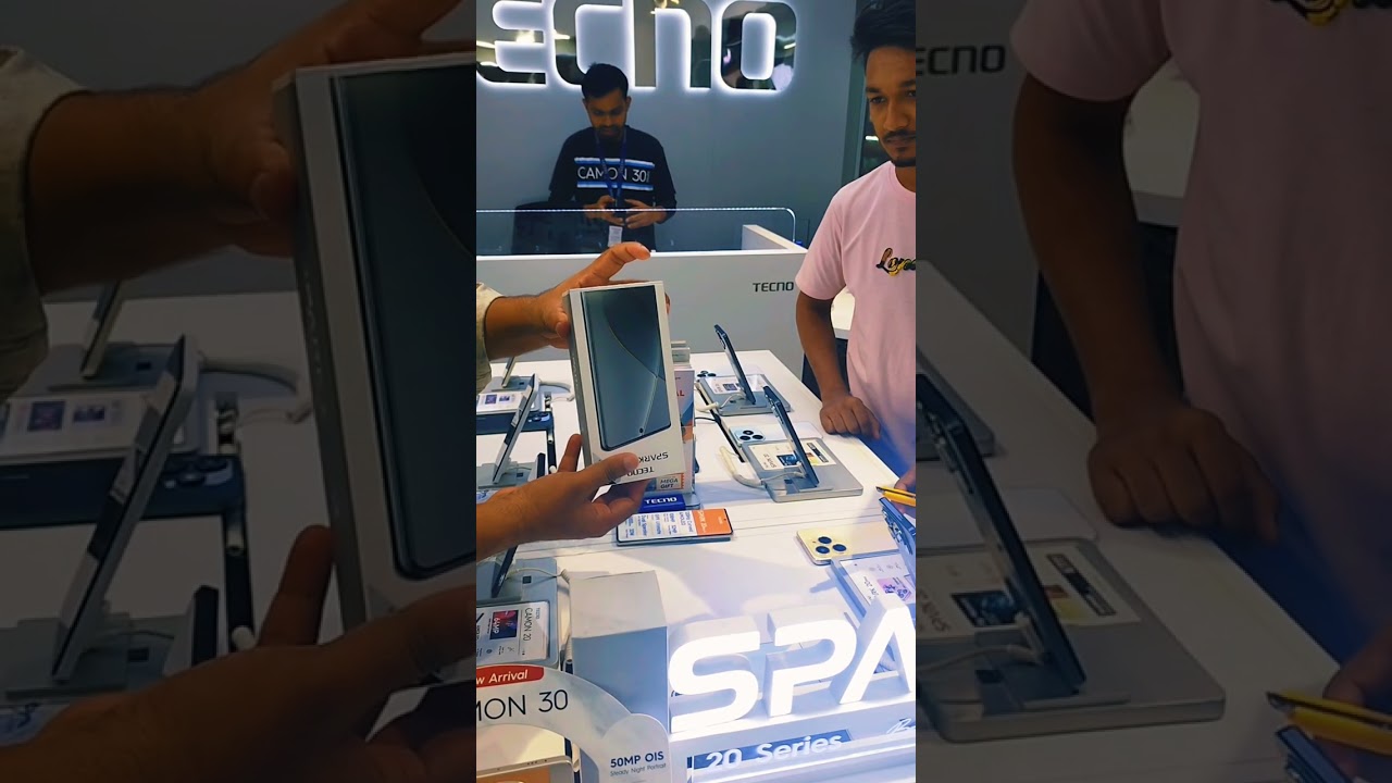 কাস্টমার যখন অল্প দামে কার্ভ ডিসপ্লের ফোন কিনে বেজায় খুশি 