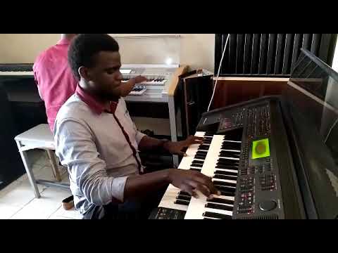 Alex Vinanda Vipaji Misa KIJANA ALEX NA MWENZAKE WAKICHZA KINANDA DOUBLE SONG 