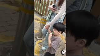 Download Lagu Lewen宝宝终于提前放暑假啦!姐姐一起来接放学还一起合照很开心!车上翘着脚吃棒棒糖,凌晨坐飞机,恭喜乐宝放假啦~ @潘爸乐文vlog|baby lewen\u0026pan #dadlife #babyboy MP3 Download Lagu Lewen宝宝终于提前放暑假啦!姐姐一起来接放学还一起合照很开心!车上翘着脚吃棒棒糖,凌晨坐飞机,恭喜乐宝放假啦~ @潘爸乐文vlog|baby lewen\u0026pan #dadlife #babyboy MP3