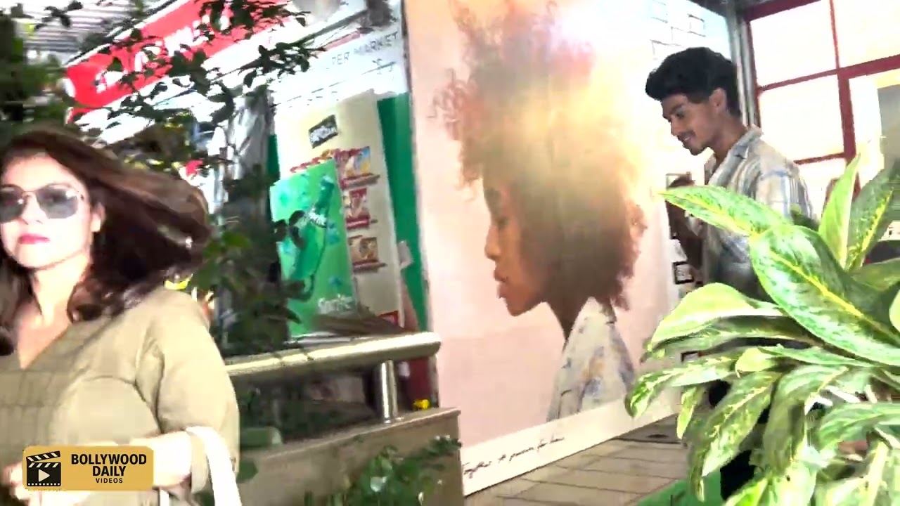 Kajol Devgan Spotted in Bandra | Casual Yet Classy Look