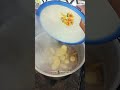 Membuat kolak untuk buka puasa