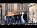Le cercueil de jeanpierre pernaut et sa famille arrivent dans lglise saint clotilde