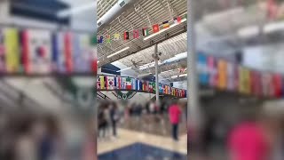  Yang Menunjukkan Seorang Siswa Ridgeline Memotong Bendera Kebanggaan Memicu Kemarahan